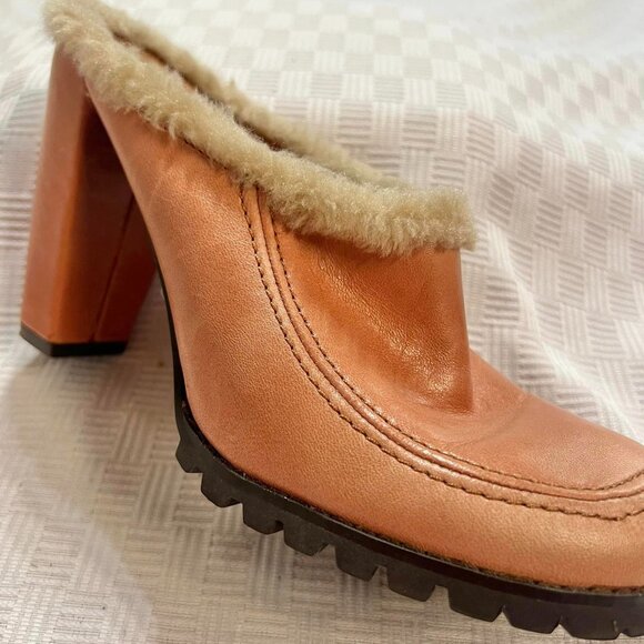 Size 8.5 Medium XOXO Dark Tan Leather Saddle Clogs with Fur Edge & Microsuede In - Picture 9 of 11